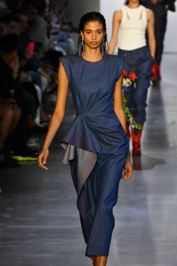 New York Moda Haftası 'nda Prabal Gurung' un podyumunda bir model yürüyor: İlkbahar Stüdyoları Galerisi 1 'de gösteriler 8 Eylül 2019' da New York 'ta. 