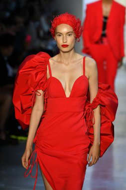 New York Moda Haftası 'nda Prabal Gurung' un podyumunda bir model yürüyor: İlkbahar Stüdyoları Galerisi 1 'de gösteriler 8 Eylül 2019' da New York 'ta. 