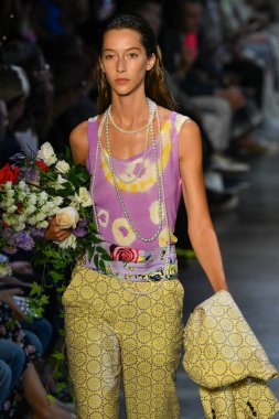 New York Moda Haftası 'nda Prabal Gurung' un podyumunda bir model yürüyor: İlkbahar Stüdyoları Galerisi 1 'de gösteriler 8 Eylül 2019' da New York 'ta. 