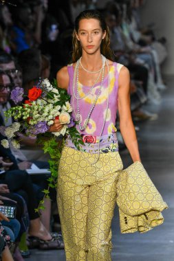 New York Moda Haftası 'nda Prabal Gurung' un podyumunda bir model yürüyor: İlkbahar Stüdyoları Galerisi 1 'de gösteriler 8 Eylül 2019' da New York 'ta. 