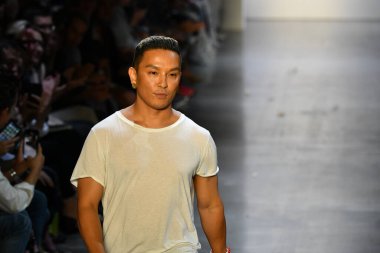 NEW YORK, NEW YORK - SEPTEMBER 08: Tasarımcı Prabal Gurung, New York Moda Haftası boyunca Moda Koleksiyonunu sunduktan sonra podyumda yürüyor: İlkbahar Stüdyoları Galerisi I 'de 8 Eylül 2019' da New York 'da. 