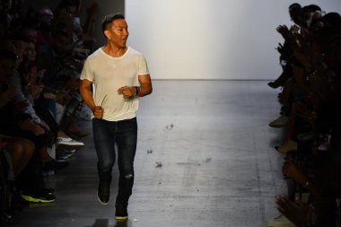 NEW YORK, NEW YORK - SEPTEMBER 08: Tasarımcı Prabal Gurung, New York Moda Haftası boyunca Moda Koleksiyonunu sunduktan sonra podyumda yürüyor: İlkbahar Stüdyoları Galerisi I 'de 8 Eylül 2019' da New York 'da. 