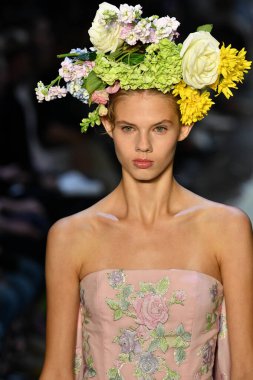 New York Moda Haftası 'nda Prabal Gurung' un podyumunda bir model yürüyor: İlkbahar Stüdyoları Galerisi 1 'de gösteriler 8 Eylül 2019' da New York 'ta. 