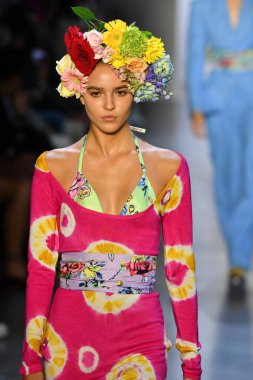 New York Moda Haftası 'nda Prabal Gurung' un podyumunda bir model yürüyor: İlkbahar Stüdyoları Galerisi 1 'de gösteriler 8 Eylül 2019' da New York 'ta. 