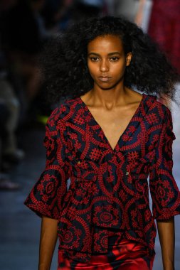 New York Moda Haftası 'nda Prabal Gurung' un podyumunda bir model yürüyor: İlkbahar Stüdyoları Galerisi 1 'de gösteriler 8 Eylül 2019' da New York 'ta. 