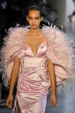 New York Moda Haftası 'nda Prabal Gurung' un podyumunda bir model yürüyor: İlkbahar Stüdyoları Galerisi 1 'de gösteriler 8 Eylül 2019' da New York 'ta. 