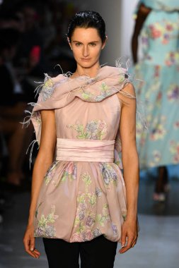 New York Moda Haftası 'nda Prabal Gurung' un podyumunda bir model yürüyor: İlkbahar Stüdyoları Galerisi 1 'de gösteriler 8 Eylül 2019' da New York 'ta. 