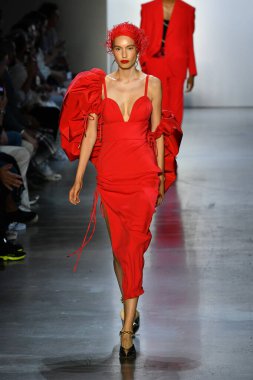 New York Moda Haftası 'nda Prabal Gurung' un podyumunda bir model yürüyor: İlkbahar Stüdyoları Galerisi 1 'de gösteriler 8 Eylül 2019' da New York 'ta. 