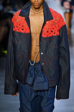 New York Moda Haftası 'nda Prabal Gurung' un podyumunda bir model yürüyor: İlkbahar Stüdyoları Galerisi 1 'de gösteriler 8 Eylül 2019' da New York 'ta. 