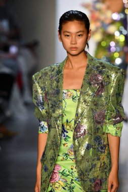 New York Moda Haftası 'nda Prabal Gurung' un podyumunda bir model yürüyor: İlkbahar Stüdyoları Galerisi 1 'de gösteriler 8 Eylül 2019' da New York 'ta. 