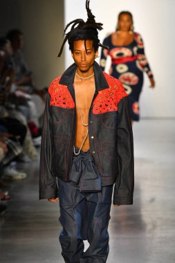 New York Moda Haftası 'nda Prabal Gurung' un podyumunda bir model yürüyor: İlkbahar Stüdyoları Galerisi 1 'de gösteriler 8 Eylül 2019' da New York 'ta. 
