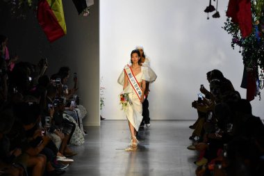 NEW YORK, NEW YORK - SEPTEMBER 08: New York Moda Haftası 'nda Prabal Gurung' un podyum finalinde mankenler yürür: 8 Eylül 2019 'da New York' ta 1.. 