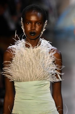 New York Moda Haftası 'nda Prabal Gurung' un podyumunda bir model yürüyor: İlkbahar Stüdyoları Galerisi 1 'de gösteriler 8 Eylül 2019' da New York 'ta. 