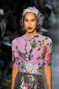 New York Moda Haftası 'nda Prabal Gurung' un podyumunda bir model yürüyor: İlkbahar Stüdyoları Galerisi 1 'de gösteriler 8 Eylül 2019' da New York 'ta. 