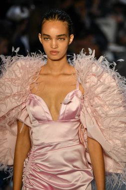 New York Moda Haftası 'nda Prabal Gurung' un podyumunda bir model yürüyor: İlkbahar Stüdyoları Galerisi 1 'de gösteriler 8 Eylül 2019' da New York 'ta. 