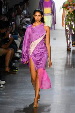 New York Moda Haftası 'nda Prabal Gurung' un podyumunda bir model yürüyor: İlkbahar Stüdyoları Galerisi 1 'de gösteriler 8 Eylül 2019' da New York 'ta. 