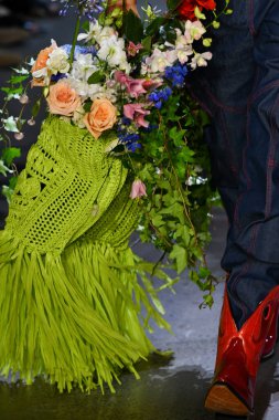 New York Moda Haftası 'nda Prabal Gurung' un podyumunda bir model yürüyor: İlkbahar Stüdyoları Galerisi 1 'de gösteriler 8 Eylül 2019' da New York 'ta. 