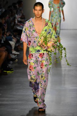 New York Moda Haftası 'nda Prabal Gurung' un podyumunda bir model yürüyor: İlkbahar Stüdyoları Galerisi 1 'de gösteriler 8 Eylül 2019' da New York 'ta. 