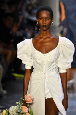 New York Moda Haftası 'nda Prabal Gurung' un podyumunda bir model yürüyor: İlkbahar Stüdyoları Galerisi 1 'de gösteriler 8 Eylül 2019' da New York 'ta. 