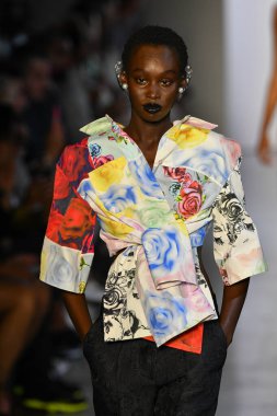 New York Moda Haftası 'nda Prabal Gurung' un podyumunda bir model yürüyor: İlkbahar Stüdyoları Galerisi 1 'de gösteriler 8 Eylül 2019' da New York 'ta. 
