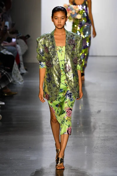 ニューヨーク 2019年9月8日 ニューヨーク ファッションウィーク中のプラバル グルンの滑走路を歩くモデル Show Gallery Spring Studios 2019年9月8日ニューヨーク — ストック写真