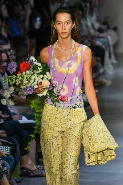 New York Moda Haftası 'nda Prabal Gurung' un podyumunda bir model yürüyor: İlkbahar Stüdyoları Galerisi 1 'de gösteriler 8 Eylül 2019' da New York 'ta. 