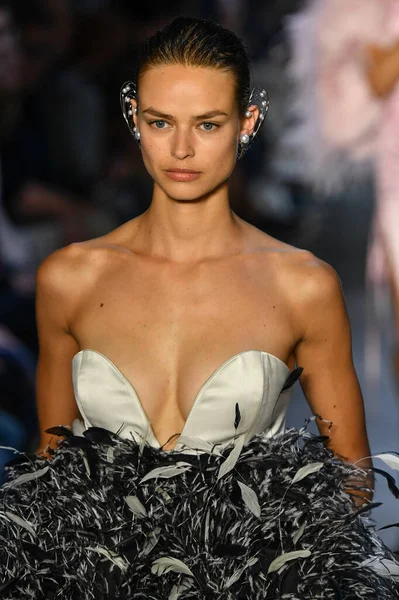 New York Moda Haftası 'nda Prabal Gurung' un podyumunda bir model yürüyor: İlkbahar Stüdyoları Galerisi 1 'de gösteriler 8 Eylül 2019' da New York 'ta. 