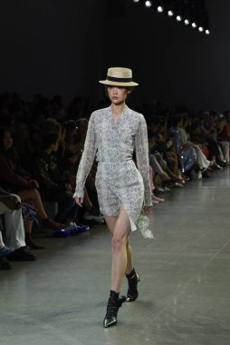 NEW YORK, NEW YORK - SEPTEMBER 07: New York Moda Haftası 'nda Taoray Wang için podyumda yürüyen bir model: 7 Eylül 2019' da New York 'taki Spring Studios' taki Galeri II 'deki Gösteriler.