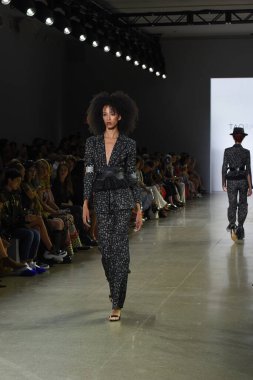 NEW YORK, NEW YORK - SEPTEMBER 07: New York Moda Haftası 'nda Taoray Wang için podyumda yürüyen bir model: 7 Eylül 2019' da New York 'taki Spring Studios' taki Galeri II 'deki Gösteriler.