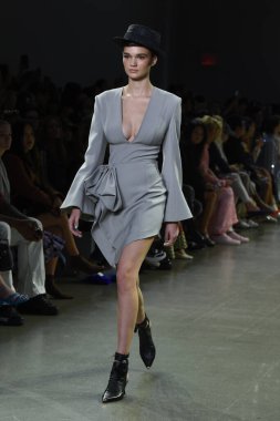 NEW YORK, NEW YORK - SEPTEMBER 07: New York Moda Haftası 'nda Taoray Wang için podyumda yürüyen bir model: 7 Eylül 2019' da New York 'taki Spring Studios' taki Galeri II 'deki Gösteriler.