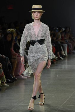 NEW YORK, NEW YORK - SEPTEMBER 07: New York Moda Haftası 'nda Taoray Wang için podyumda yürüyen bir model: 7 Eylül 2019' da New York 'taki Spring Studios' taki Galeri II 'deki Gösteriler.