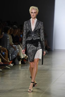 NEW YORK, NEW YORK - SEPTEMBER 07: New York Moda Haftası 'nda Taoray Wang için podyumda yürüyen bir model: 7 Eylül 2019' da New York 'taki Spring Studios' taki Galeri II 'deki Gösteriler.