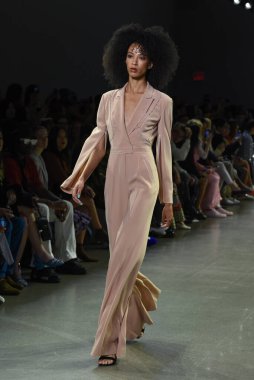 NEW YORK, NEW YORK - SEPTEMBER 07: New York Moda Haftası 'nda Taoray Wang için podyumda yürüyen bir model: 7 Eylül 2019' da New York 'taki Spring Studios' taki Galeri II 'deki Gösteriler.