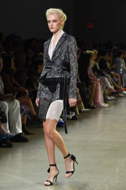 NEW YORK, NEW YORK - SEPTEMBER 07: New York Moda Haftası 'nda Taoray Wang için podyumda yürüyen bir model: 7 Eylül 2019' da New York 'taki Spring Studios' taki Galeri II 'deki Gösteriler.