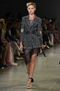 NEW YORK, NEW YORK - SEPTEMBER 07: New York Moda Haftası 'nda Taoray Wang için podyumda yürüyen bir model: 7 Eylül 2019' da New York 'taki Spring Studios' taki Galeri II 'deki Gösteriler.