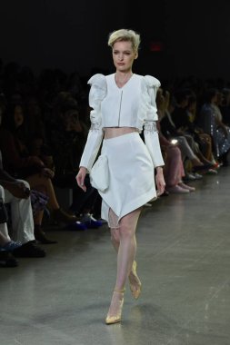 NEW YORK, NEW YORK - SEPTEMBER 07: New York Moda Haftası 'nda Taoray Wang için podyumda yürüyen bir model: 7 Eylül 2019' da New York 'taki Spring Studios' taki Galeri II 'deki Gösteriler.