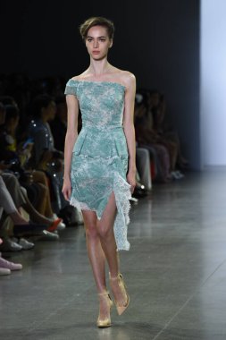 NEW YORK, NEW YORK - SEPTEMBER 07: New York Moda Haftası 'nda Taoray Wang için podyumda yürüyen bir model: 7 Eylül 2019' da New York 'taki Spring Studios' taki Galeri II 'deki Gösteriler.