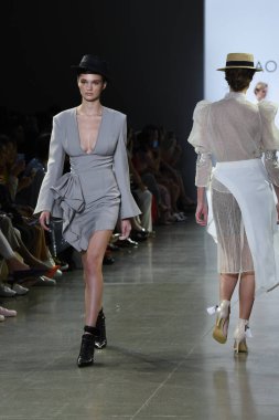 NEW YORK, NEW YORK - SEPTEMBER 07: New York Moda Haftası 'nda Taoray Wang için podyumda yürüyen bir model: 7 Eylül 2019' da New York 'taki Spring Studios' taki Galeri II 'deki Gösteriler.