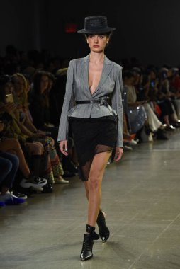 NEW YORK, NEW YORK - SEPTEMBER 07: New York Moda Haftası 'nda Taoray Wang için podyumda yürüyen bir model: 7 Eylül 2019' da New York 'taki Spring Studios' taki Galeri II 'deki Gösteriler.