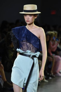 NEW YORK, NEW YORK - SEPTEMBER 07: New York Moda Haftası 'nda Taoray Wang için podyumda yürüyen bir model: 7 Eylül 2019' da New York 'taki Spring Studios' taki Galeri II 'deki Gösteriler.