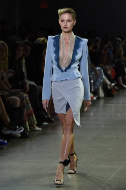 NEW YORK, NEW YORK - SEPTEMBER 07: New York Moda Haftası 'nda Taoray Wang için podyumda yürüyen bir model: 7 Eylül 2019' da New York 'taki Spring Studios' taki Galeri II 'deki Gösteriler.