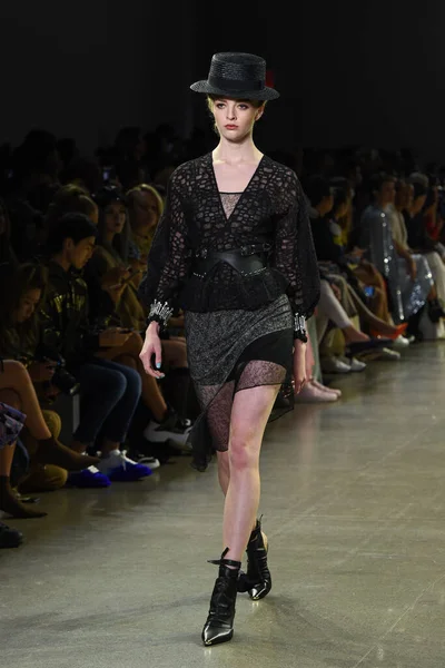 NEW YORK, NEW YORK - SEPTEMBER 07: New York Moda Haftası 'nda Taoray Wang için podyumda yürüyen bir model: 7 Eylül 2019' da New York 'taki Spring Studios' taki Galeri II 'deki Gösteriler.