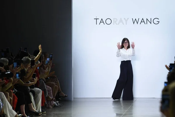 Nueva York Nueva York Septiembre Diseñadora Taoray Wang Saluda Público —  Fotos de Stock