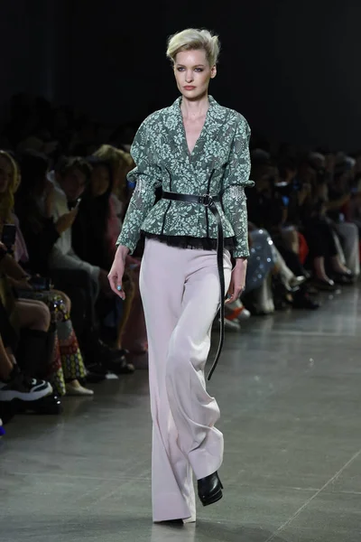 NEW YORK, NEW YORK - SEPTEMBER 07: New York Moda Haftası 'nda Taoray Wang için podyumda yürüyen bir model: 7 Eylül 2019' da New York 'taki Spring Studios' taki Galeri II 'deki Gösteriler.