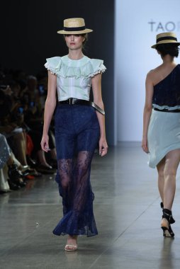 NEW YORK, NEW YORK - SEPTEMBER 07: New York Moda Haftası 'nda Taoray Wang için podyumda yürüyen bir model: 7 Eylül 2019' da New York 'taki Spring Studios' taki Galeri II 'deki Gösteriler.