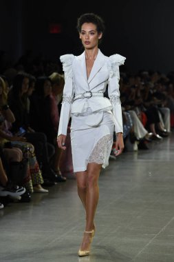 NEW YORK, NEW YORK - SEPTEMBER 07: New York Moda Haftası 'nda Taoray Wang için podyumda yürüyen bir model: 7 Eylül 2019' da New York 'taki Spring Studios' taki Galeri II 'deki Gösteriler.