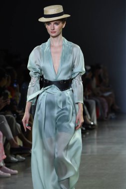 NEW YORK, NEW YORK - SEPTEMBER 07: New York Moda Haftası 'nda Taoray Wang için podyumda yürüyen bir model: 7 Eylül 2019' da New York 'taki Spring Studios' taki Galeri II 'deki Gösteriler.