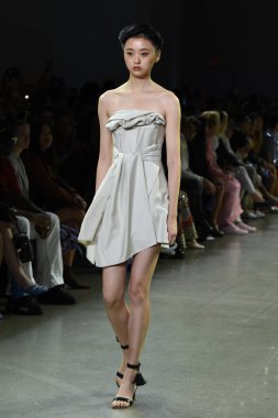 NEW YORK, NEW YORK - SEPTEMBER 07: New York Moda Haftası 'nda Taoray Wang için podyumda yürüyen bir model: 7 Eylül 2019' da New York 'taki Spring Studios' taki Galeri II 'deki Gösteriler.