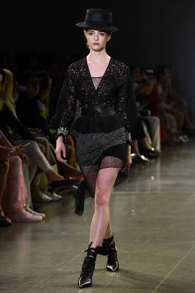 ニューヨーク 2019年9月7日 ニューヨーク ファッション ウィーク中のタアリー ワンの滑走路を歩くモデル Shows Gallery Spring Studios — ストック写真