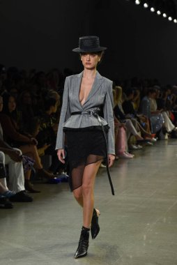 NEW YORK, NEW YORK - SEPTEMBER 07: New York Moda Haftası 'nda Taoray Wang için podyumda yürüyen bir model: 7 Eylül 2019' da New York 'taki Spring Studios' taki Galeri II 'deki Gösteriler.